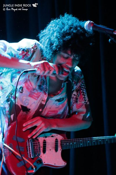 Dinho Almeida. | Foto: Luis Miguel del Campo. Dinho Almeida de Boogarins El Sol